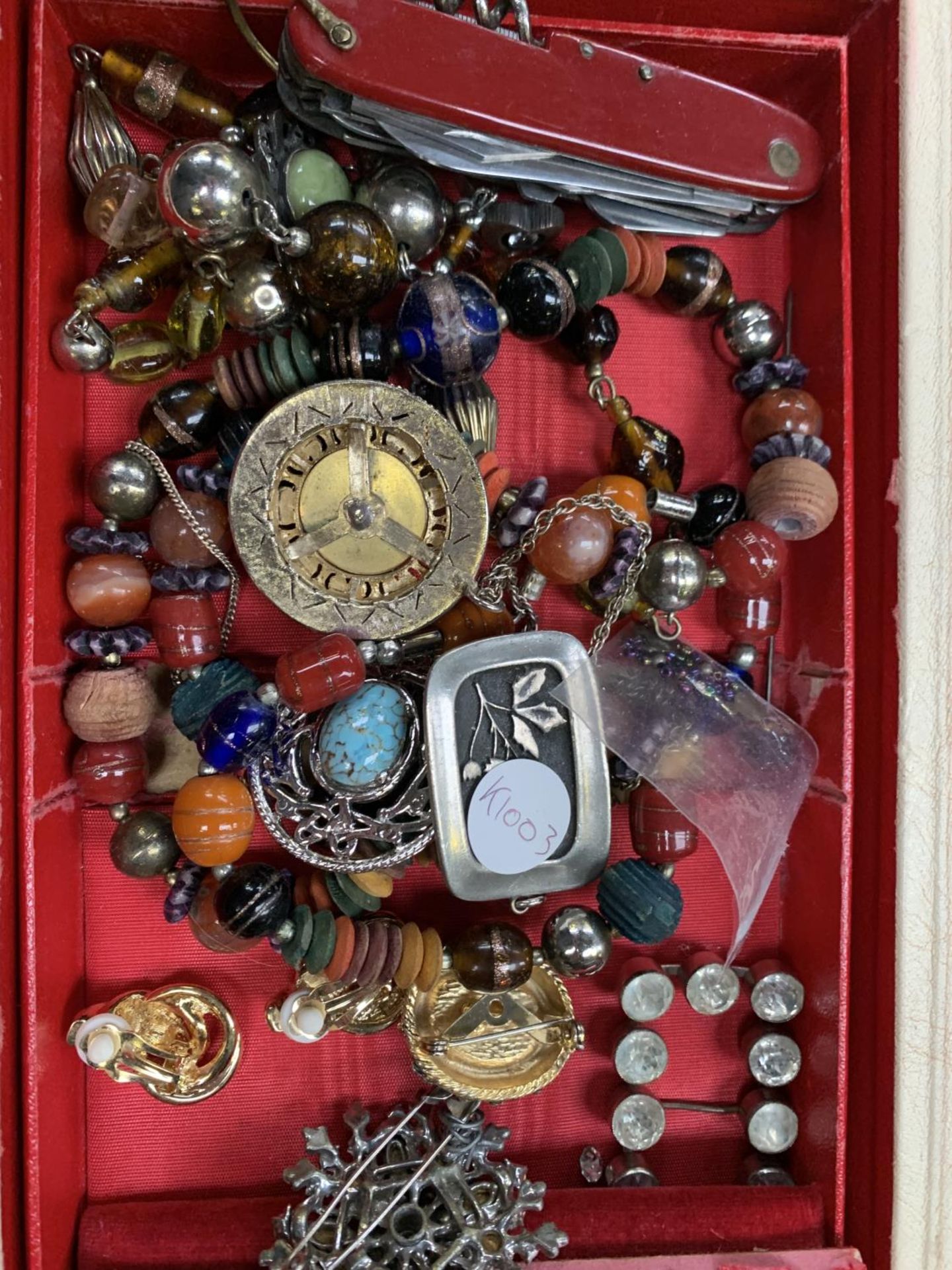 A BOX CONAINING VARIOUS COSTUME JEWELLERY ITEMS SUCH AS BROOCH, BRACELETS ETC - Image 2 of 2