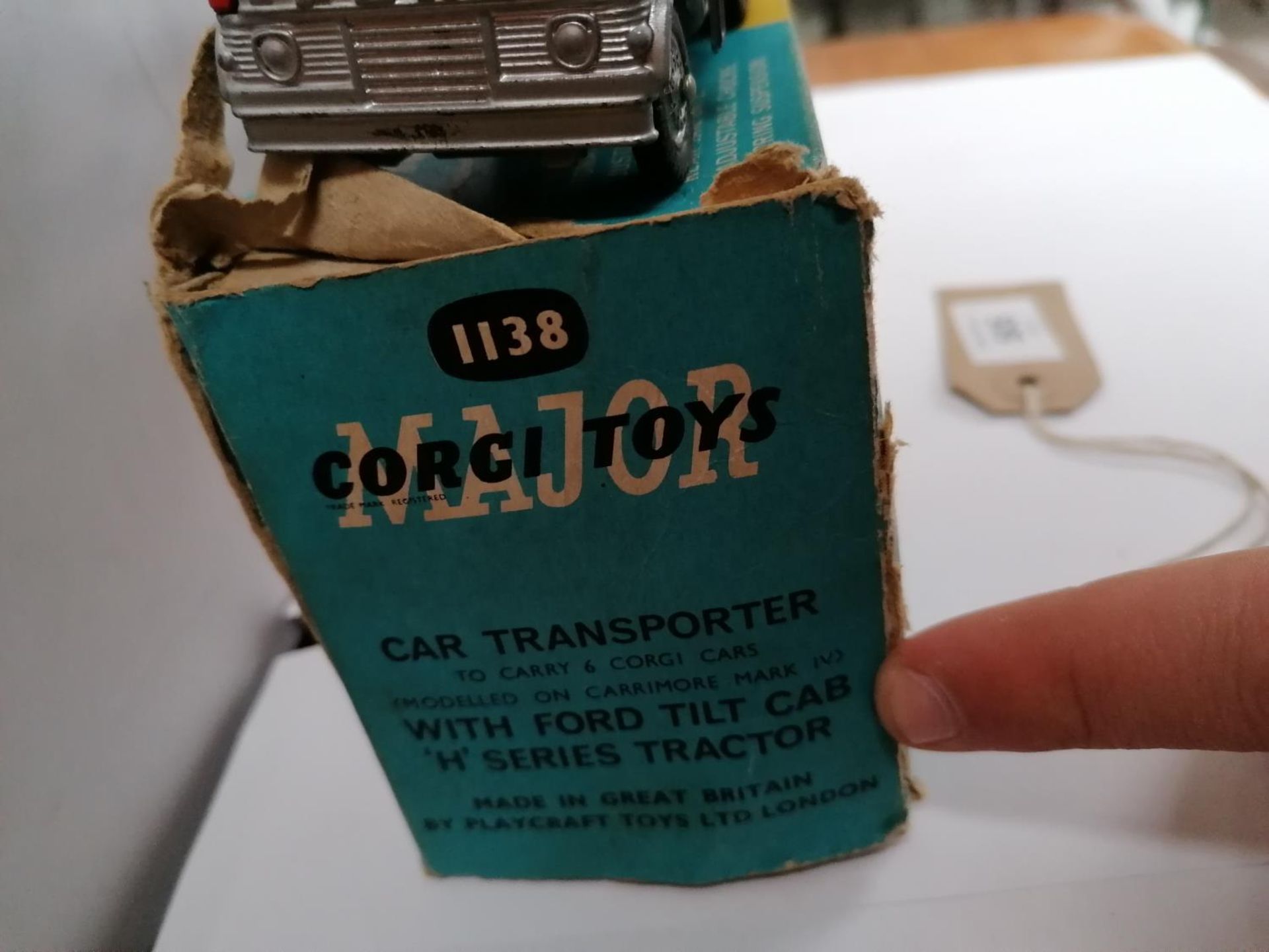 A CORGI MAJOR TOYS CAR TRANSPORTER WITH FORD TILT CAB 'H' SERIES TRACTOR IN ORIGINAL (BUT DAMAGED) - Image 3 of 4