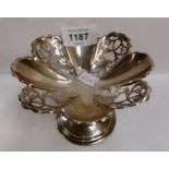 A BIRMINGHAM HALLMARKED SILVER PIERCED PEDESTAL BOWL, WEIGHT 79 GRAMS