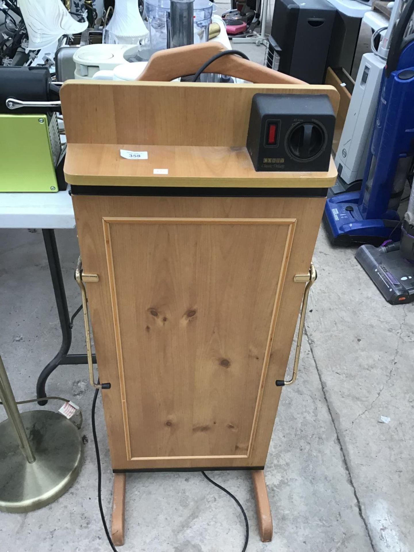 A PINE TROUSER PRESS AND A RETRO STANDARD LAMP IN WORKING ORDER - Image 2 of 3