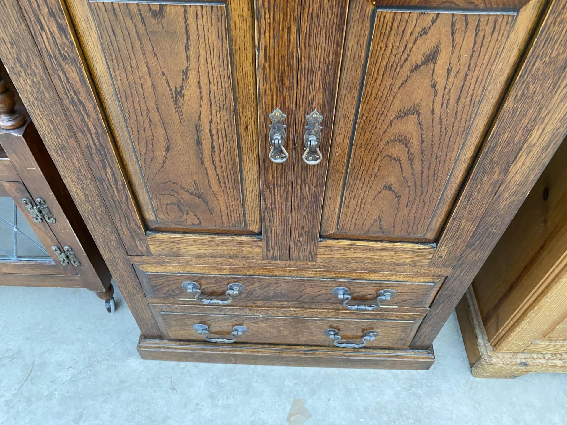 A TALL NARROW OAK DRESSER WITH TWO DOORS, TWO DOORS AND UPPER PLATE RACK - Image 4 of 4