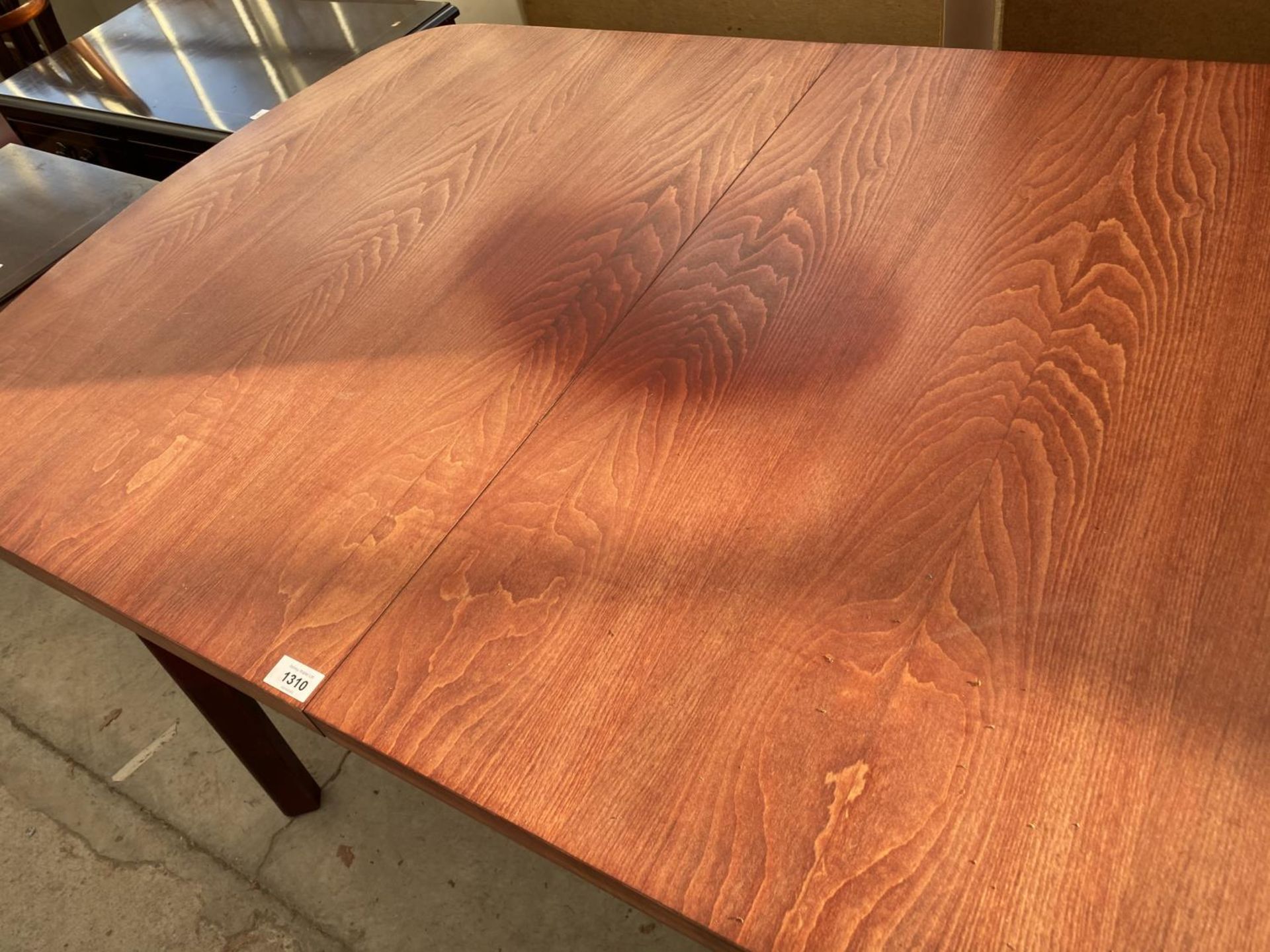 A MAHOGANY EXTENDING DINING TABLE - Image 2 of 3