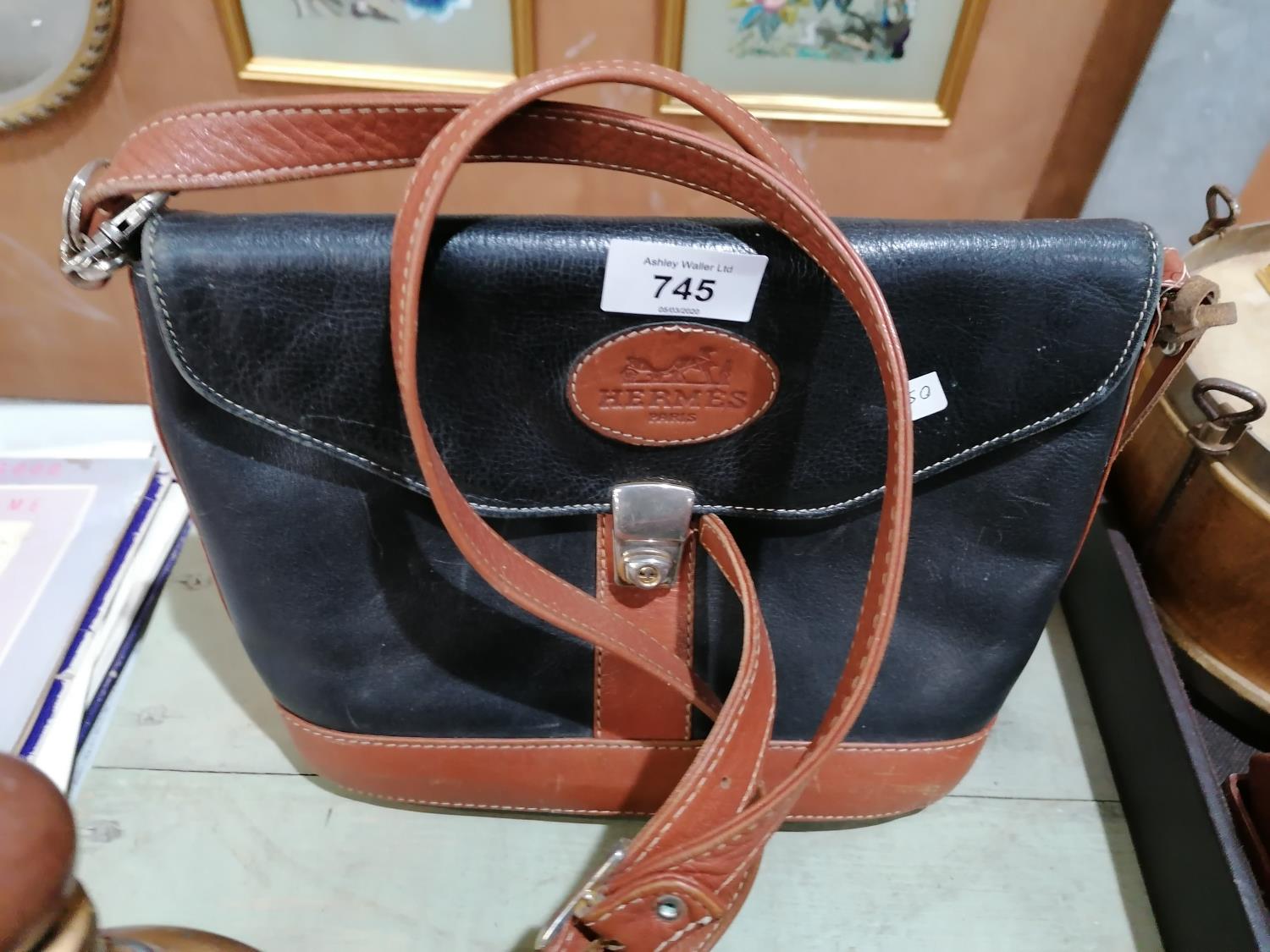 A LADIES FASHION HANDBAG