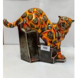 AN ANITA HARRIS HAND PAINTED LARGE CAT ON ROCKS MODEL