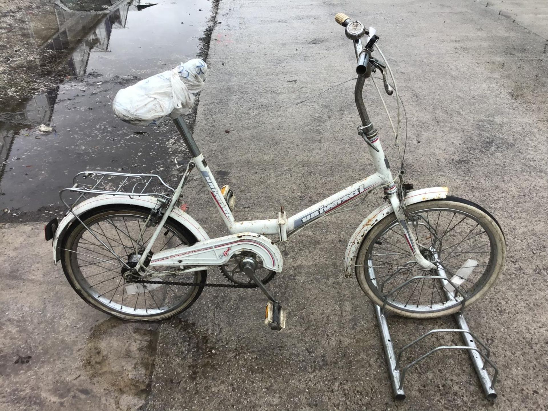 A VINTAGE UNIVERSAL SHOPPER BIKE WITH THREE GEARS