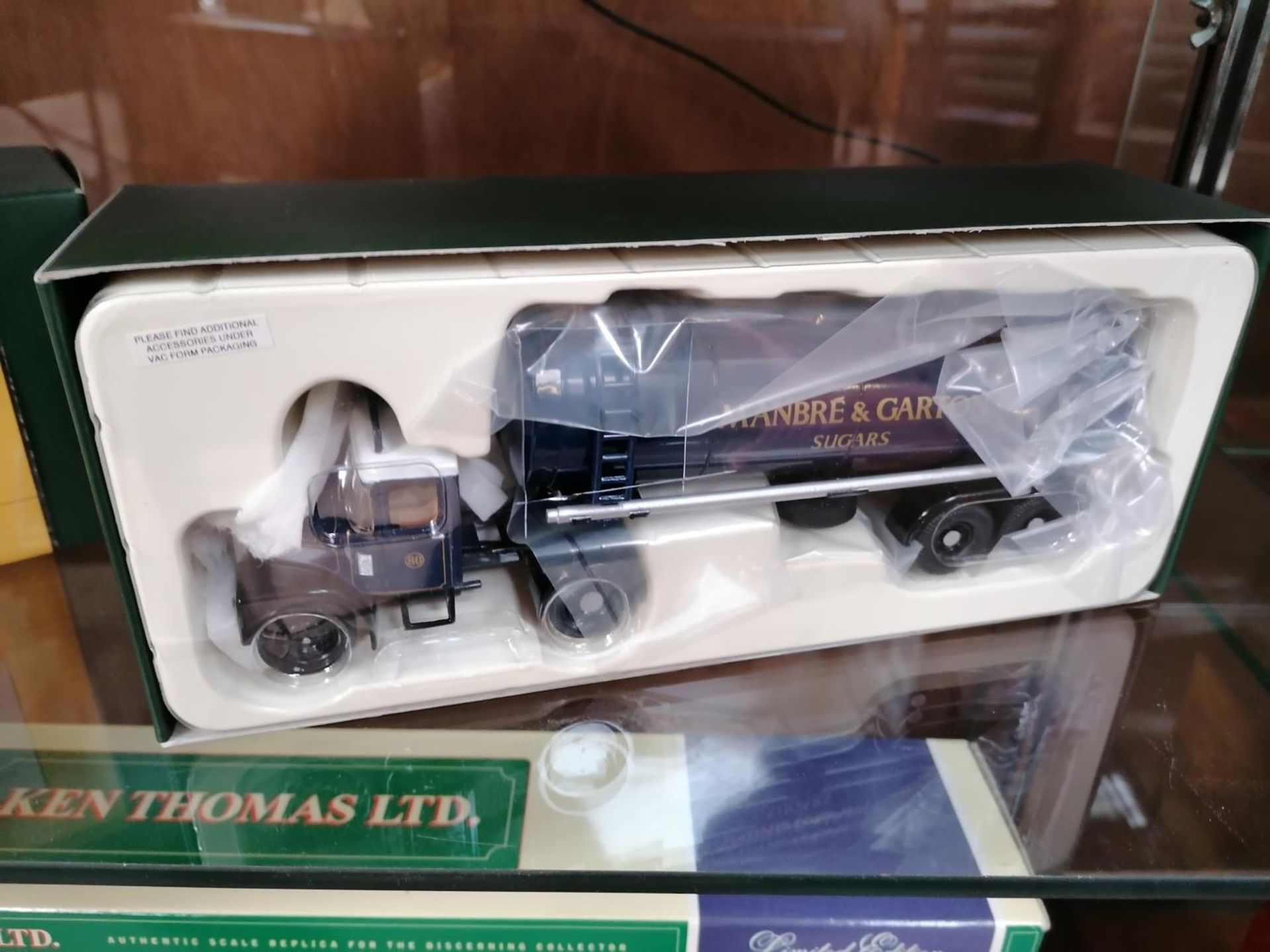 A LIMITED EDITION OF 2000 BOXED DIE CAST CORGI CLASSICS SCAMMELL HIGHWAYMAN TANKER - MANBRE GARTON - Image 2 of 2