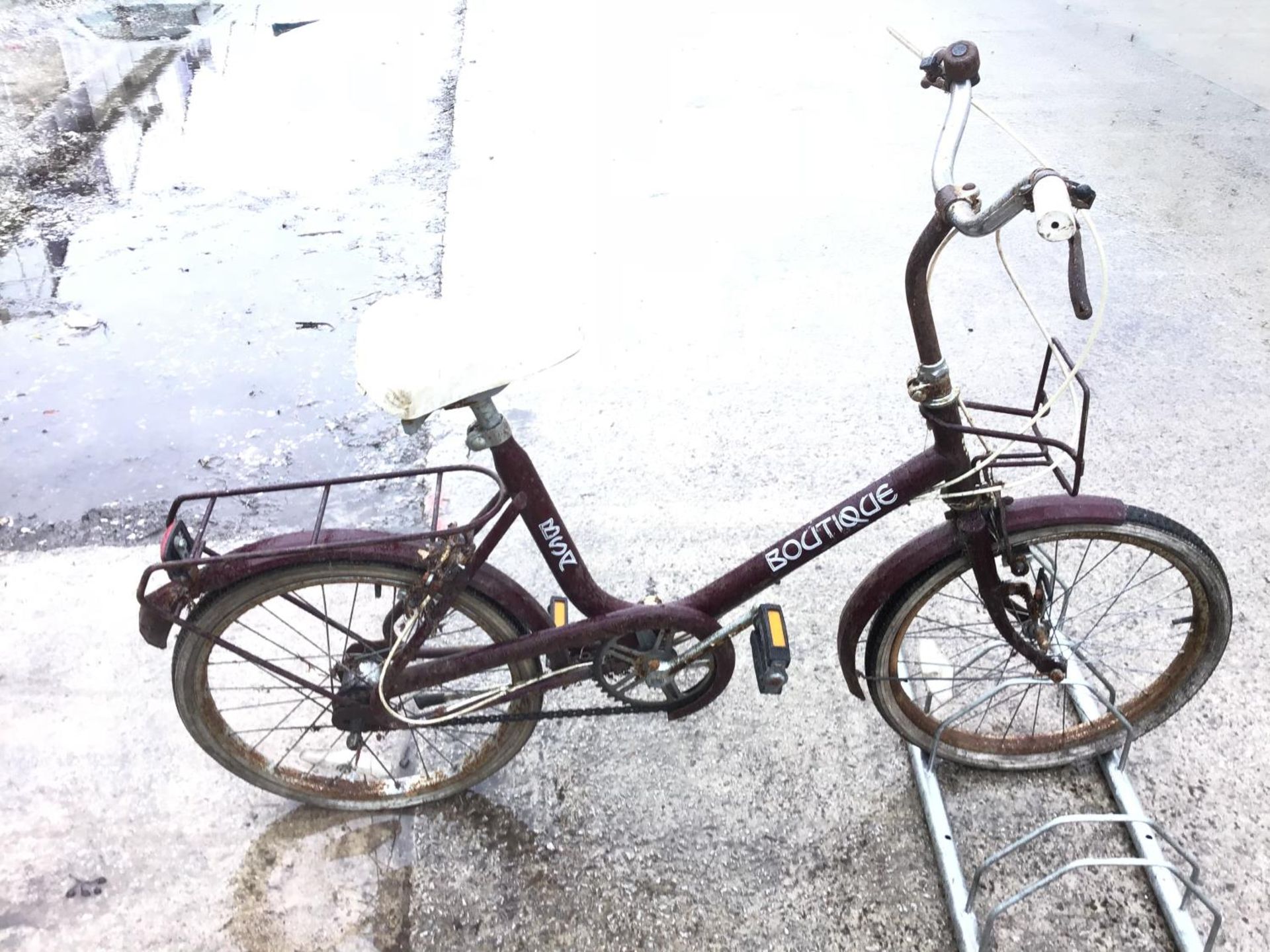 A VINTAGE BSA BOUTIQUE SHOPPER BIKE WITH A THREE GEAR STURMEY ARCHER SYSTEM