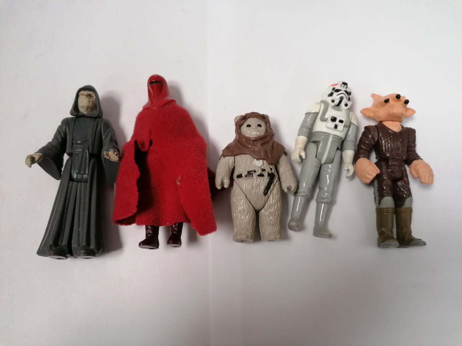 A GROUP OF FIVE 1980'S STAR WARS FIGURES COMPLETE WITH BASES