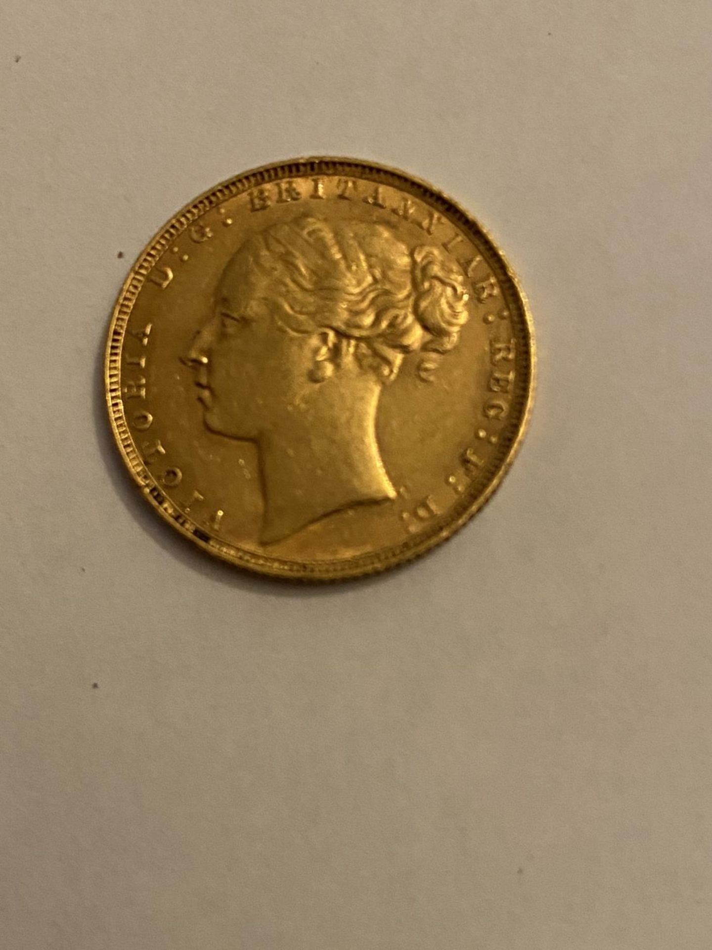 AN 1880 GOLD SOVEREIGN - VICTORIA YOUNG HEAD - Image 2 of 2