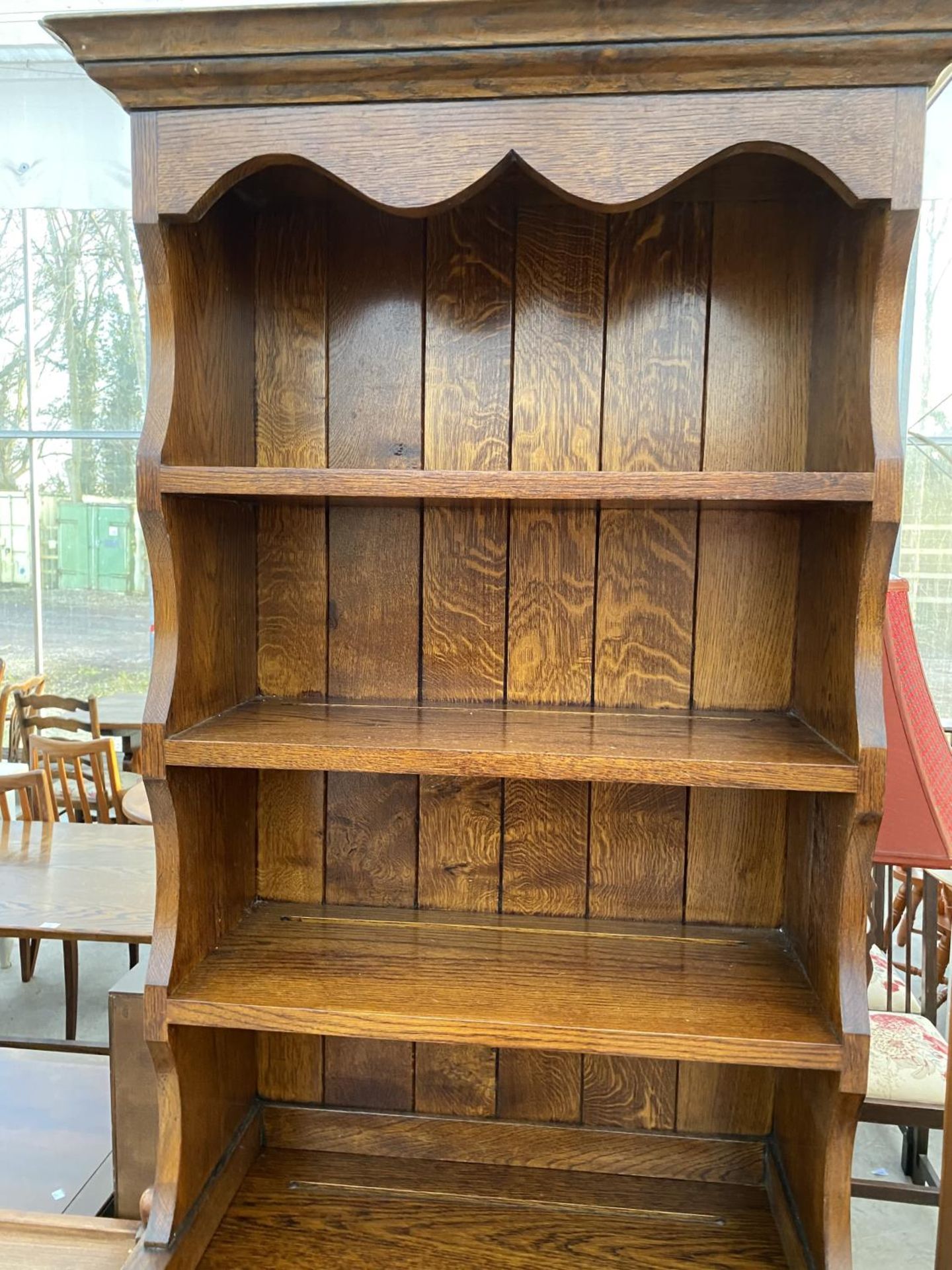 A TALL NARROW OAK DRESSER WITH TWO DOORS, TWO DOORS AND UPPER PLATE RACK - Image 2 of 4