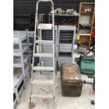 A VINTAGE METAL TRUNK 66CM X 40CM X 43CM AND A PAIR OF FIVE RUNG ALUMINIUM STEP LADDERS