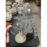 A COLLECTION OF ASSORTED GLASSWARE TO INCLUDE GLASSES, VASES, DECANTER ETC