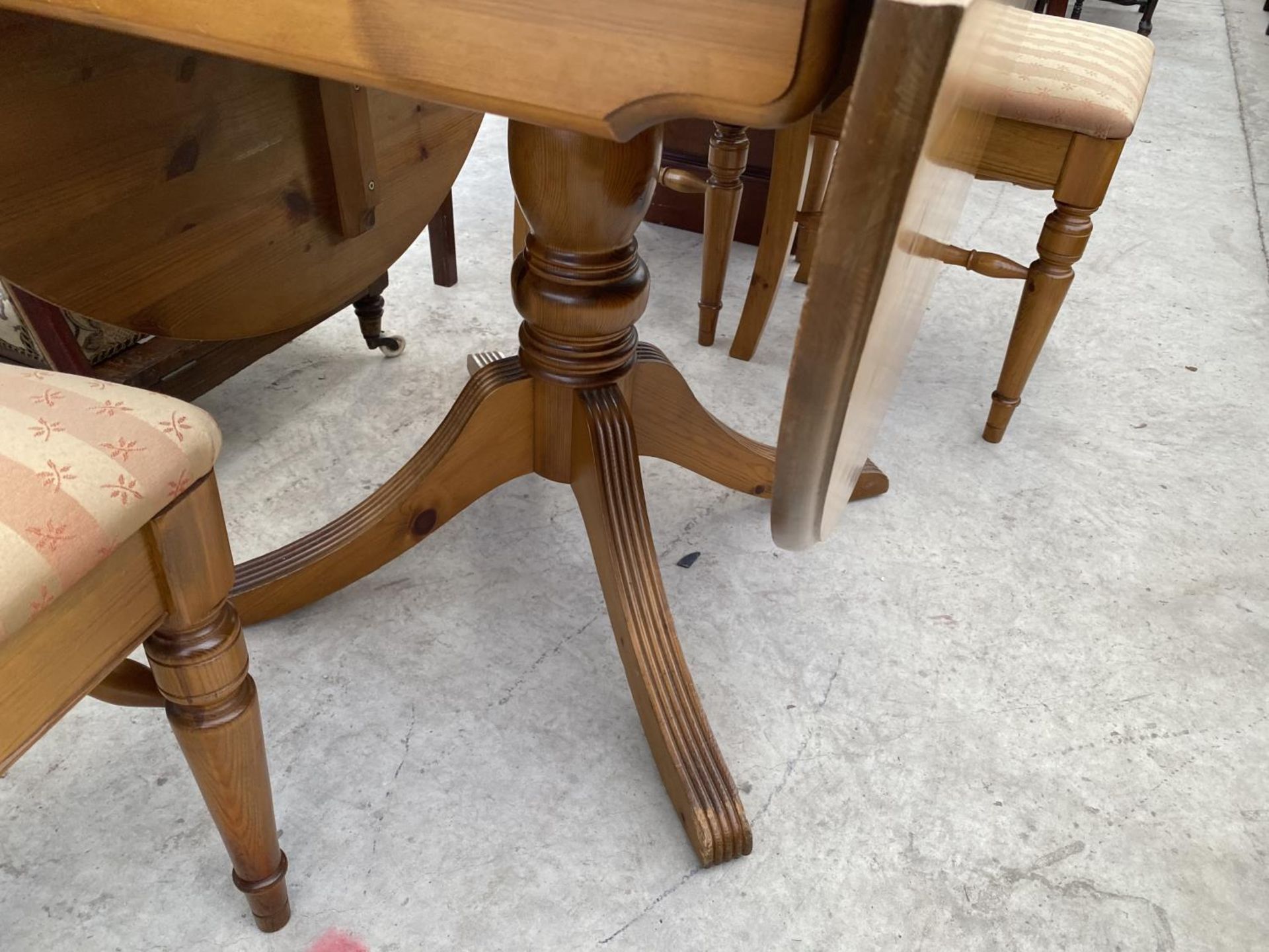 A PINE DINING TABLE AND FOUR PINE DINING CHAIRS - Image 3 of 6
