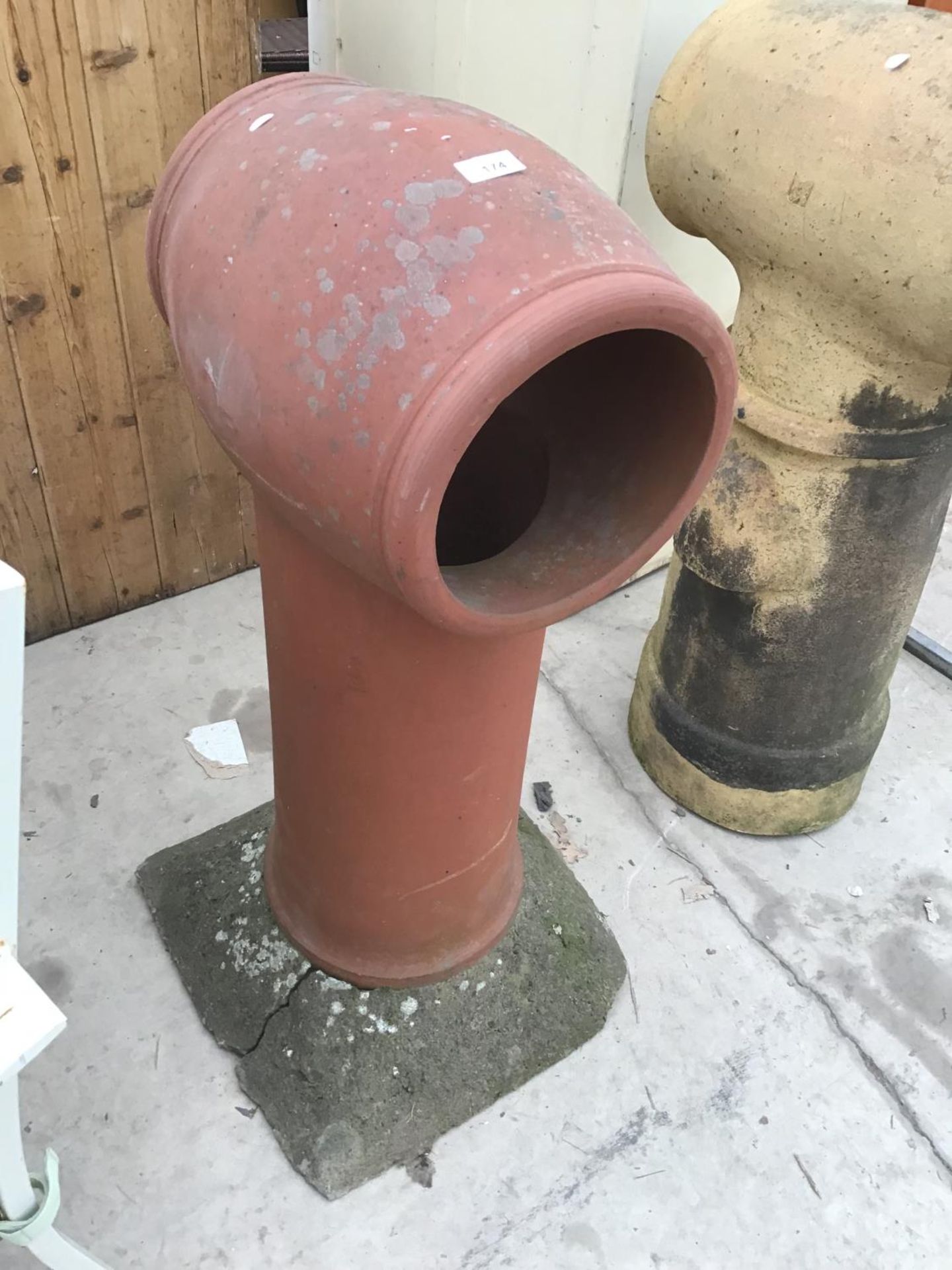 A LARGE RED COLOURED CHIMNEY POT - Image 3 of 3
