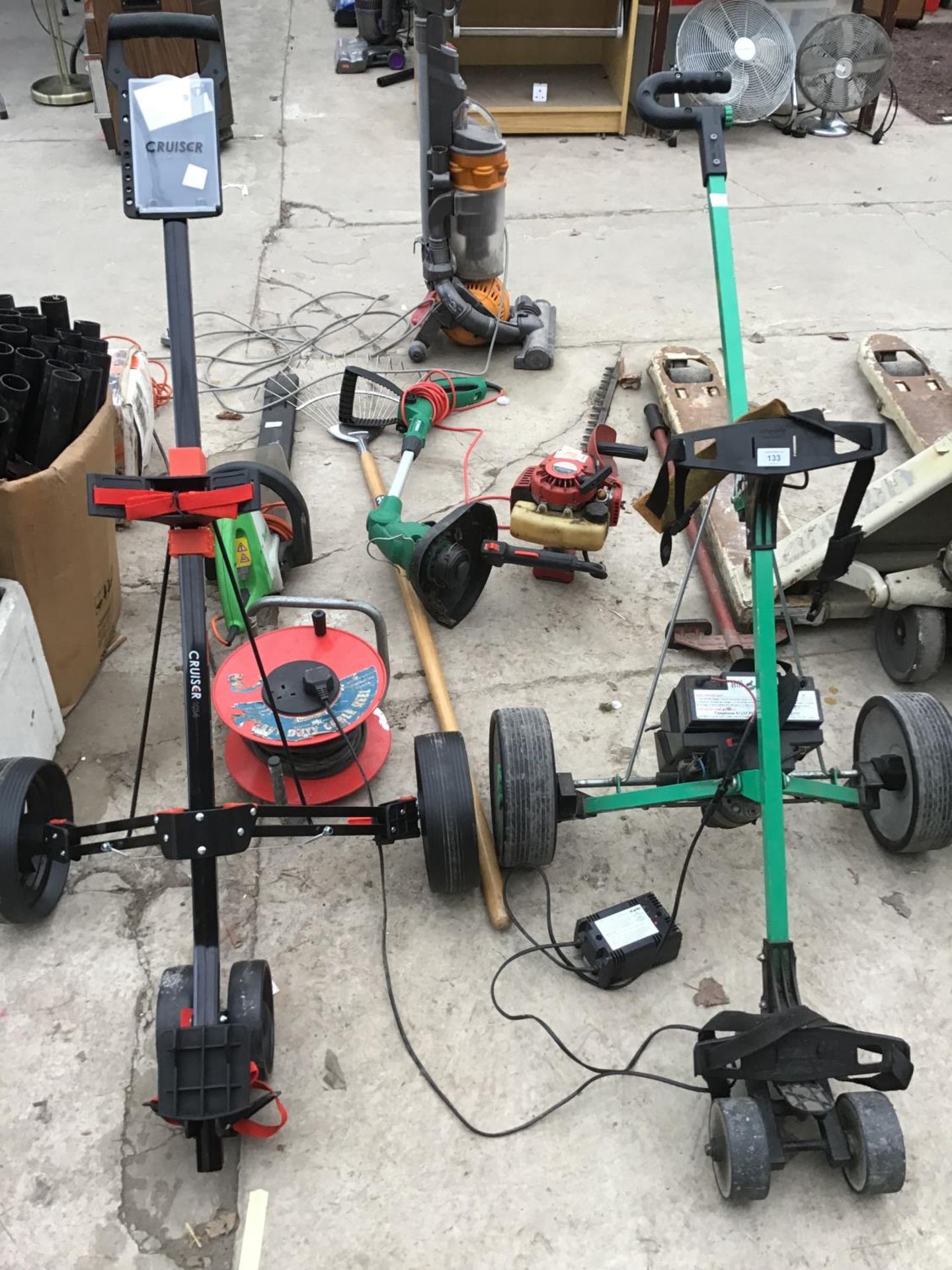 A BATTERY OPERATED HILL BILLY GOLF TROLLEY IN WORKING (NEEDS NEW BATTERY) WITH CHARGER AND A FURTHER