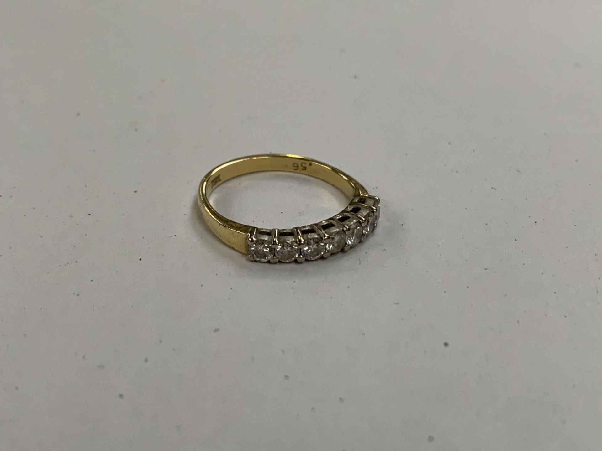 AN 18CT GOLD DIAMOND RING