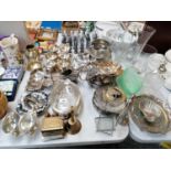 A LARGE COLLECTION OF ASSORTED SILVER PLATED ITEMS, DRINKING GOBLETS ON TRAY, PLACE MATS ETC