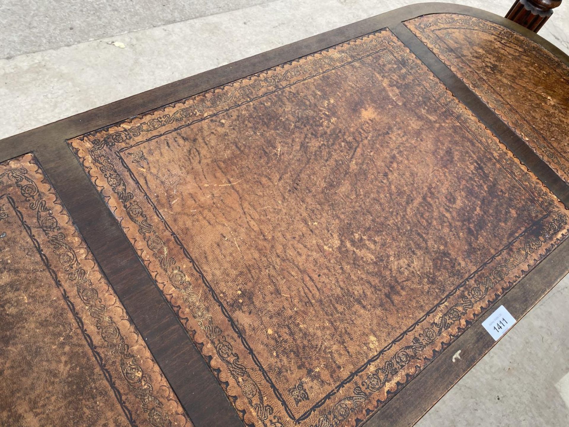 A MAHOGANY COFFEE TABLE ON TWIN PEDESTAL SUPPORTS WITH LEATHER TOP - Image 2 of 3