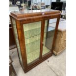 A MAHOGANY CHINA CABINET WITH TWO GLAZED DOORS AND SIDE PANELS