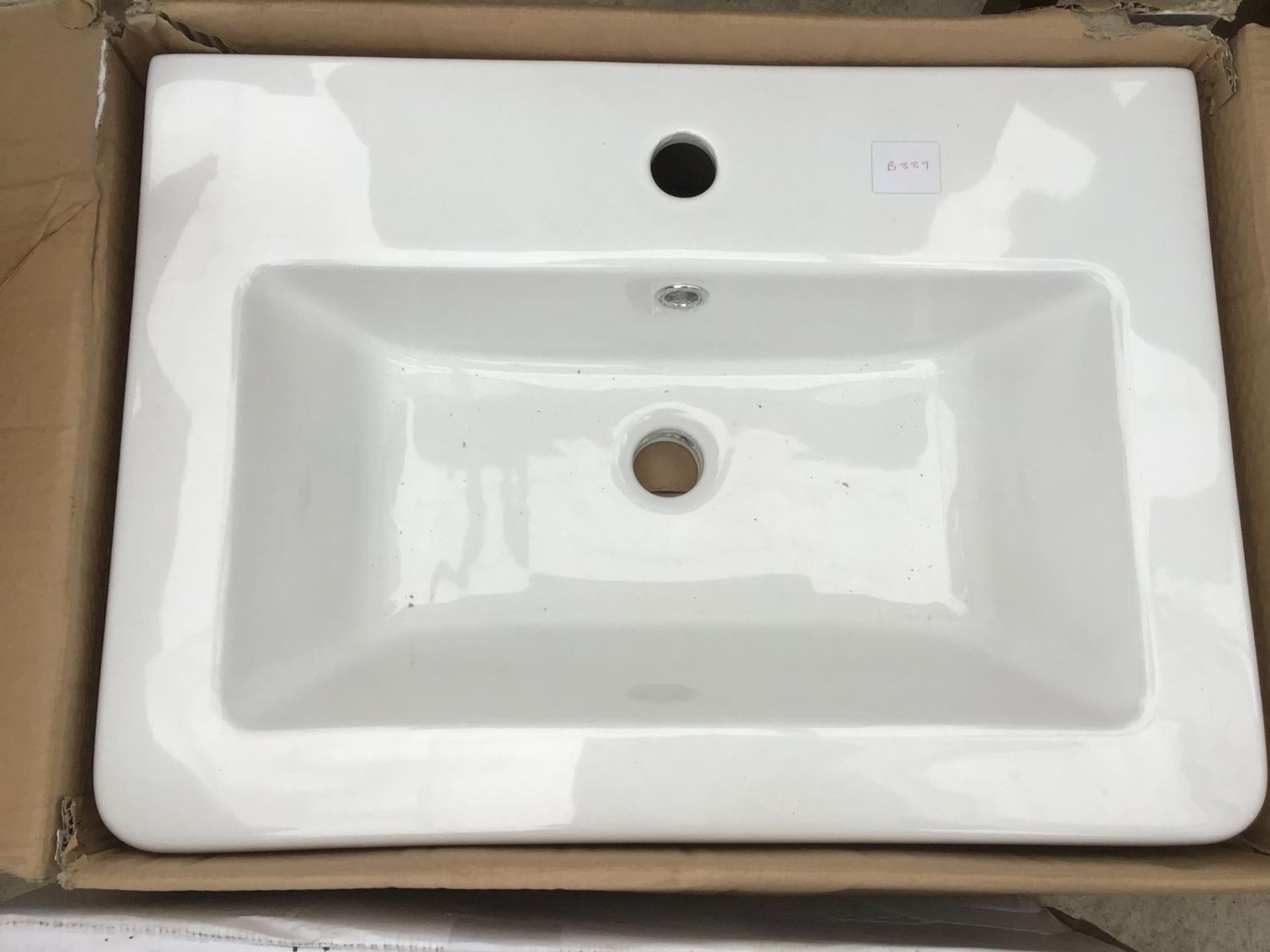 AN AS NEW AND BOXED VICTORIA PLUMB WHITE WASH BASIN 600 X 440 BAS1001