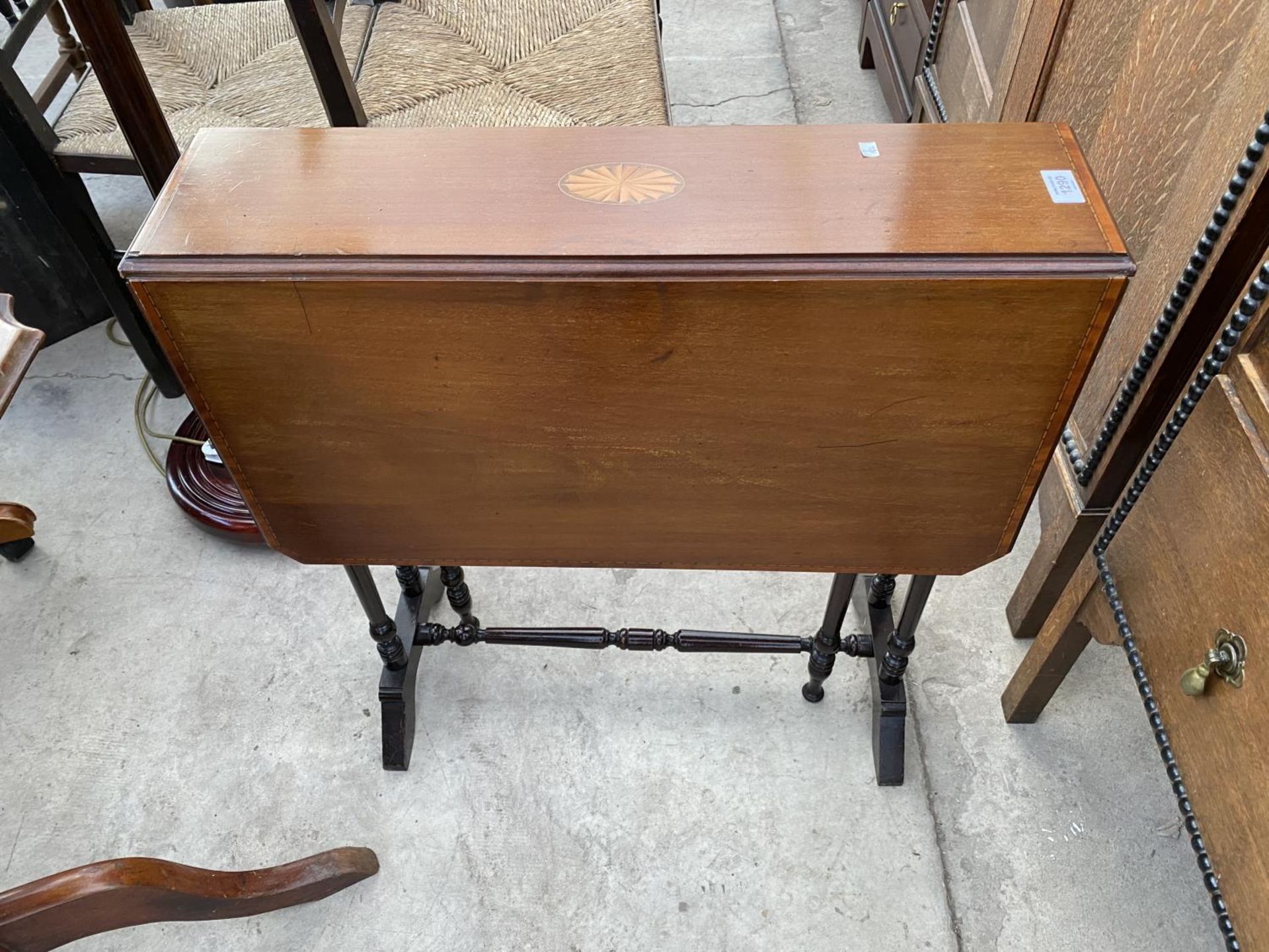 AN INLAID MAHOGANY DROP LEAF DINING TABLE ON TURNED SUPPORTS - Image 4 of 4