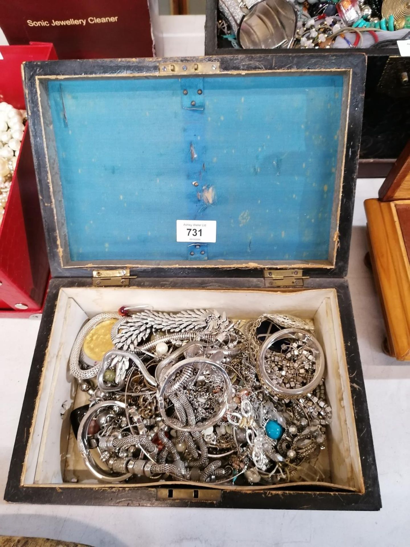 A BOX OF ASSORTED WHITE METAL JEWELLERY