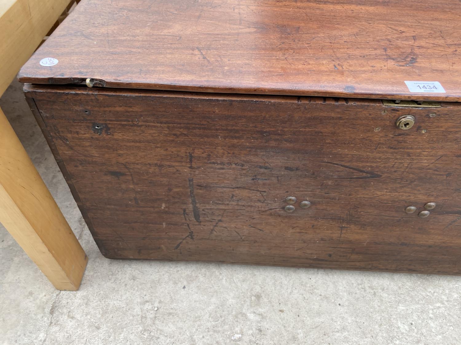 A MAHOGANY BLANKET CHEST - Image 3 of 4