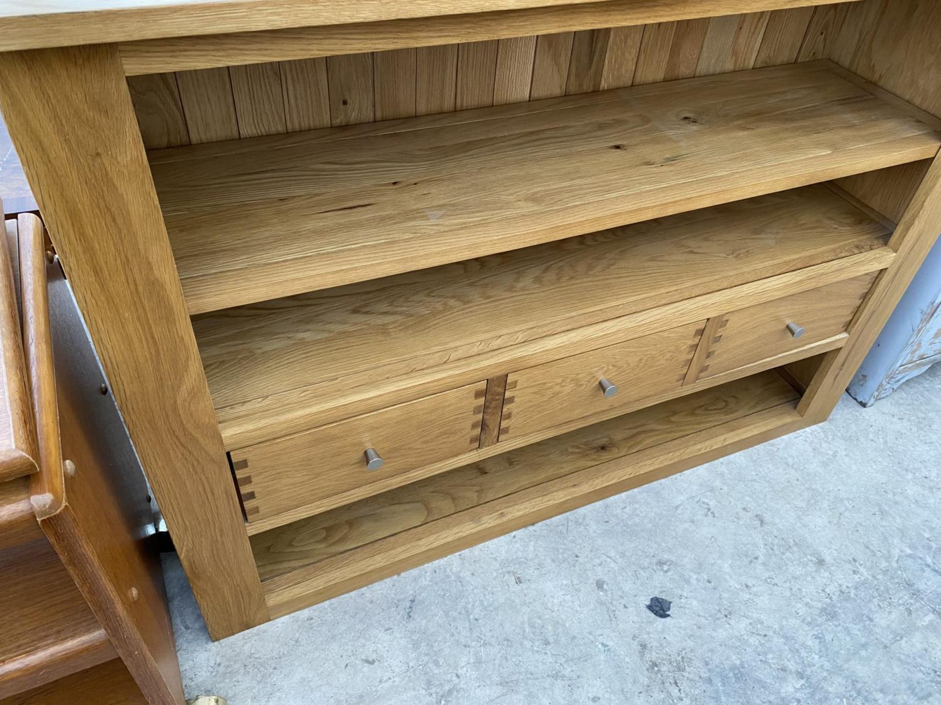 A MODERN OAK BOOKCASE WITH THREE DRAWERS - Image 3 of 3