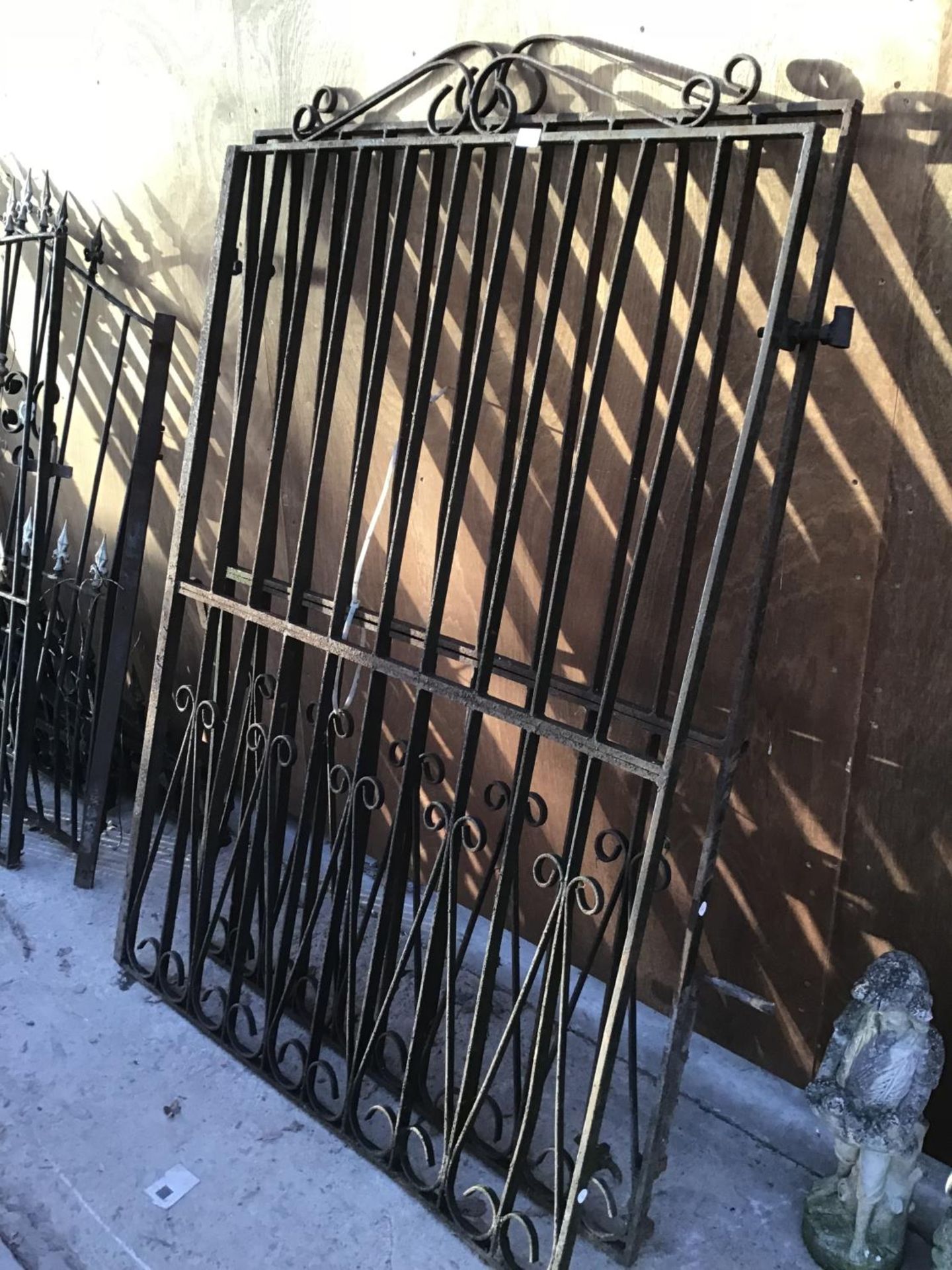 A LARGE PAIR OF WROUGHT IRON ORNATE GATES (EACH GATE 111CM X 164CM HIGH)