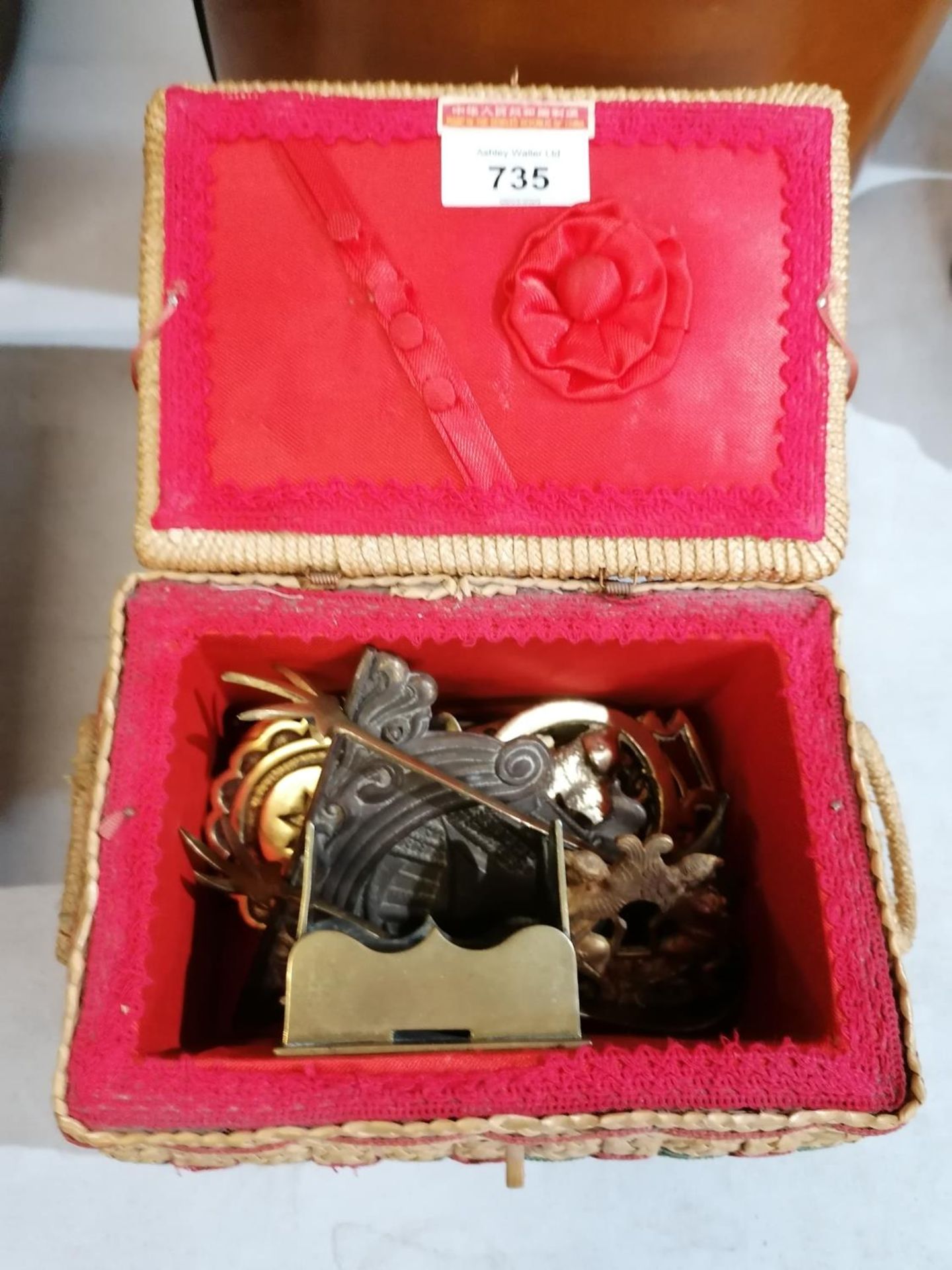 A BOX OF ASSORTED YELLOW METAL JEWELLERY