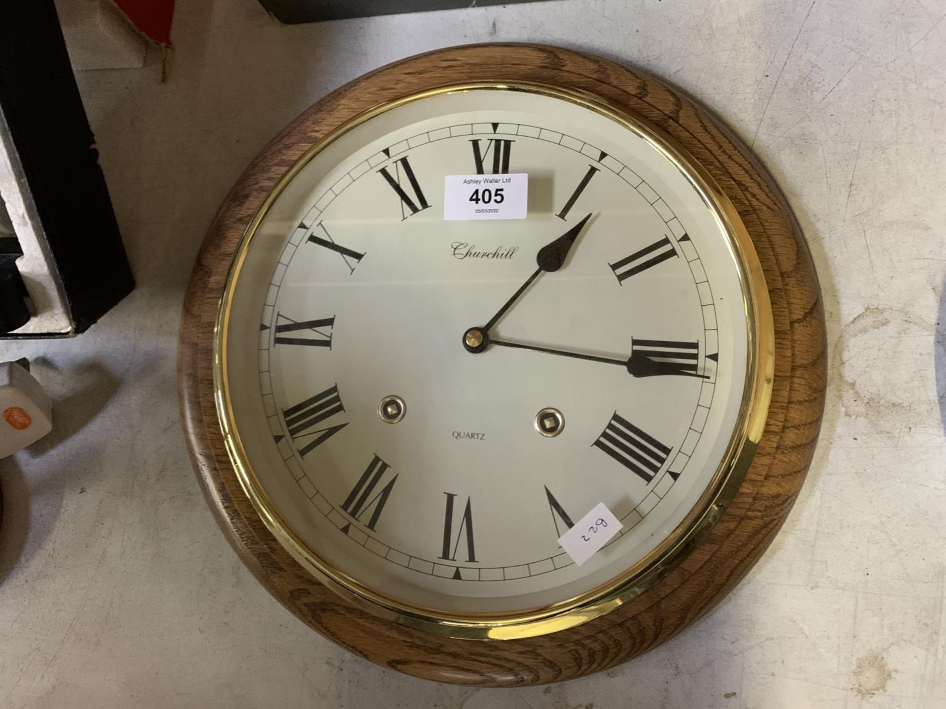 A CHURCHILL CIRCULAR CASED QUARTZ WALL CLOCK