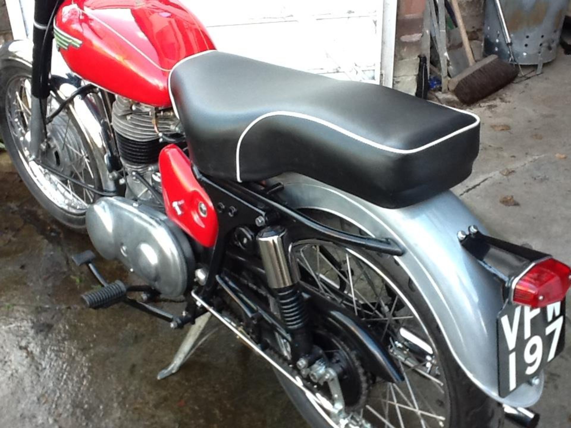 A 1959 ROYAL ENFIELD 350 CLIPPER MOTORCYCLE. THIS MACHINE LEFT THE FACTORY IN REDDITCH ON 6TH - Image 6 of 11