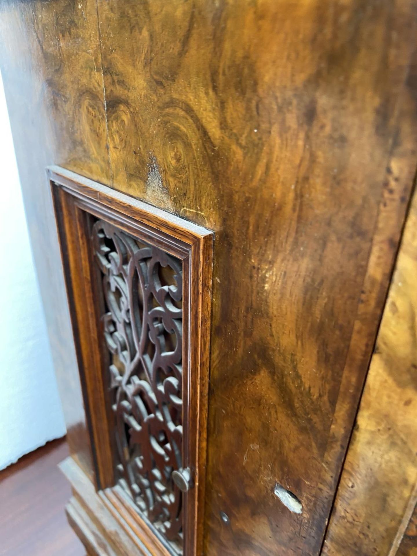 A CIRCA 1890 WALNUT BRACKET CLOCK BY LENZKIRCH, GERMANY, HAVING EIGHT DAY MOVEMENT WITH STRIKING AND - Image 10 of 16