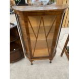 A SMALL MAHOGANY CHINA CABINET ON CABRIOLE SUPPORTS WITH SINGLE GLAZED PANEL DOOR