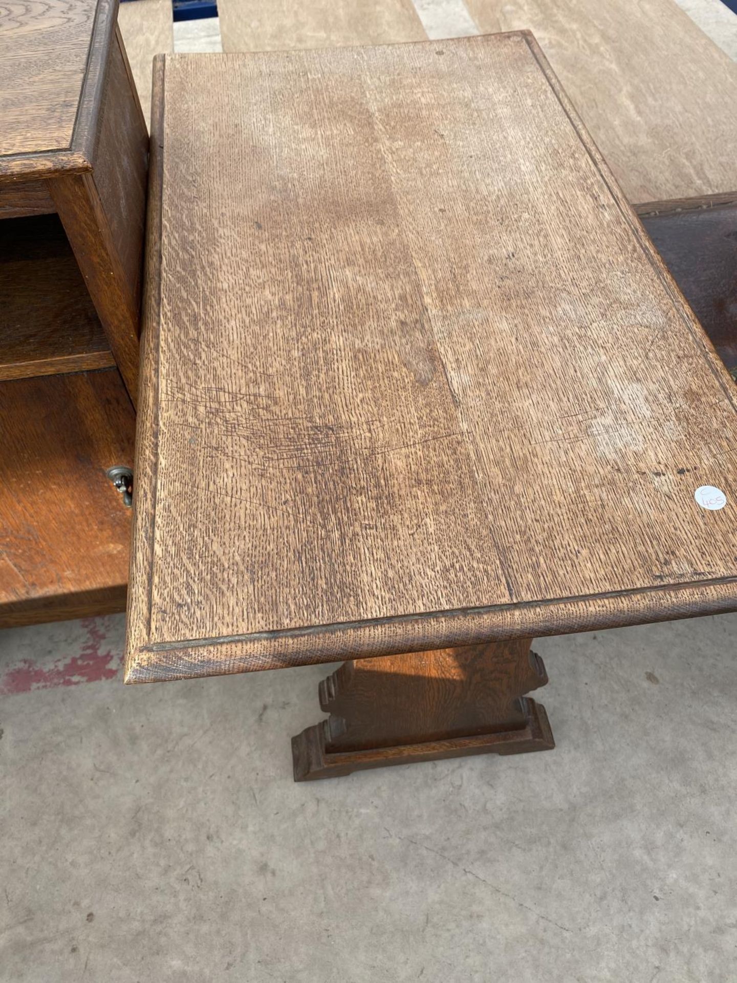 AN OAK BEDSIDE CABINET AND A SMALL OAK COFFEE TABLE - Image 3 of 4