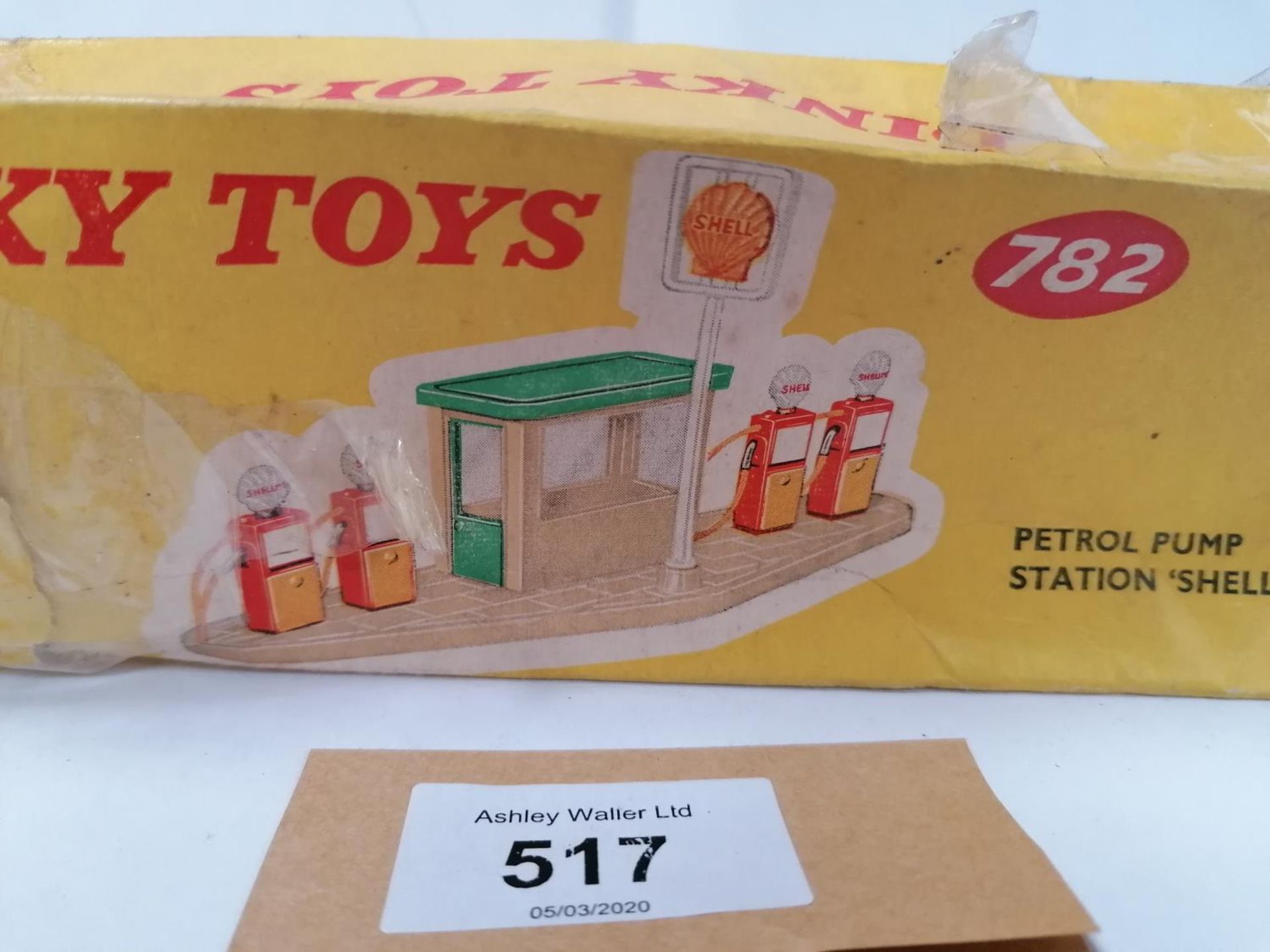 A DINKY TOYS PETROL PUMP STATION 'SHELL' MODEL, DAMAGED BOX, MODEL NUMBER 782 - Image 2 of 2