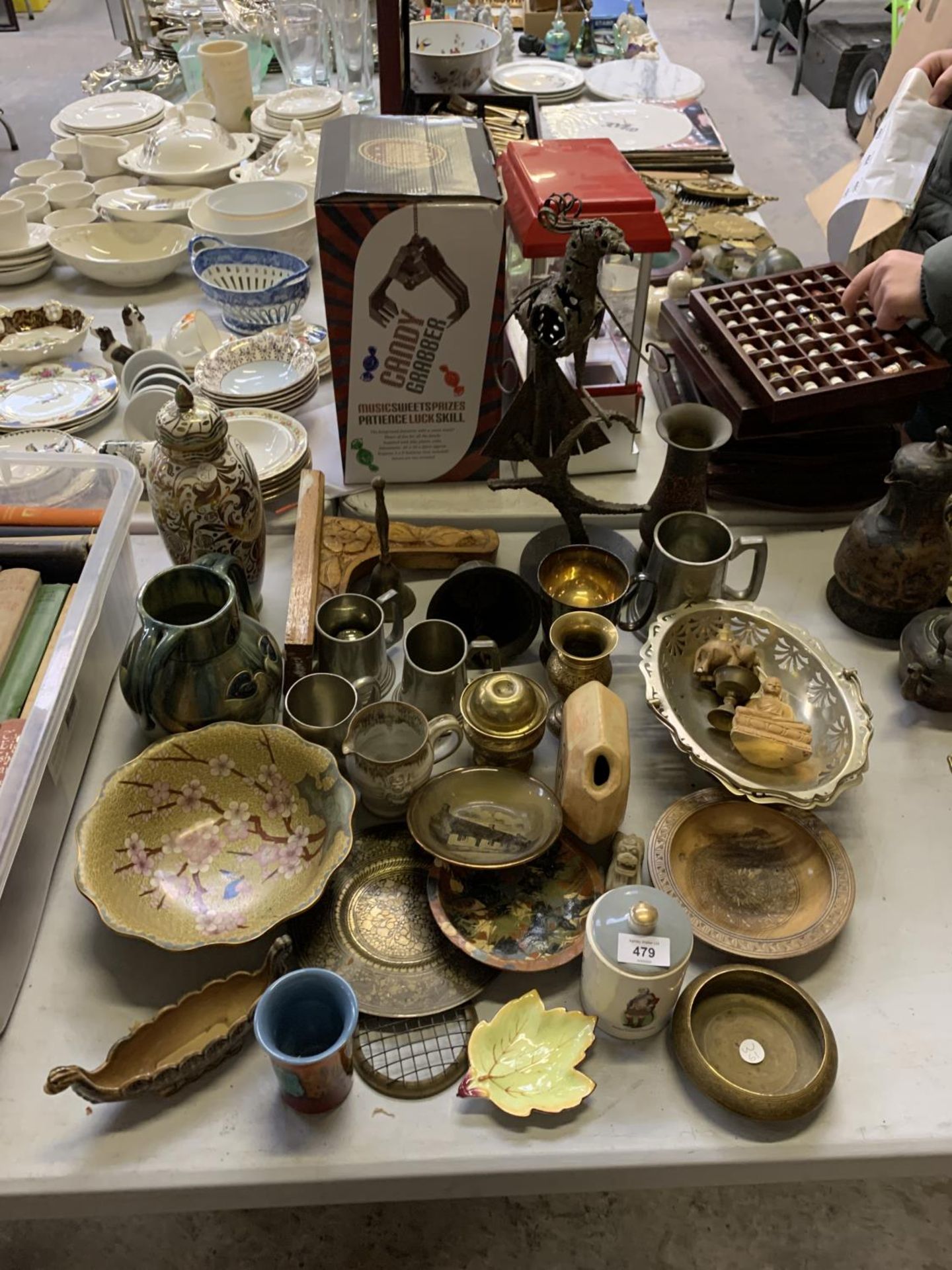 A LARGE AMOUNT OF ITEMS TO INCLUDE CERAMICS, BRASS AND METAL WARES ETC