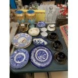 A COLLECTION OF MIXED CERAMICS TO INCLUDE A PAIR OF VASES, PLATES, CUPS ETC