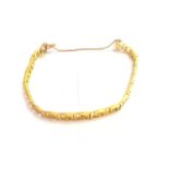 AN 18 CARAT YELLOW GOLD GREEK KEY DESIGN BRACELET WITH SAFETY CHAIN - LENGTH 19 CM APPROX, WEIGHT