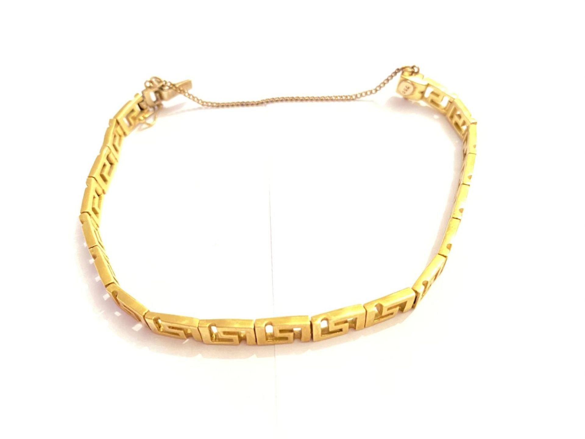 AN 18 CARAT YELLOW GOLD GREEK KEY DESIGN BRACELET WITH SAFETY CHAIN - LENGTH 19 CM APPROX, WEIGHT