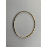 A LADIES 9CT YELLOW GOLD BANGLE, WEIGHT 3.6 GRAMS