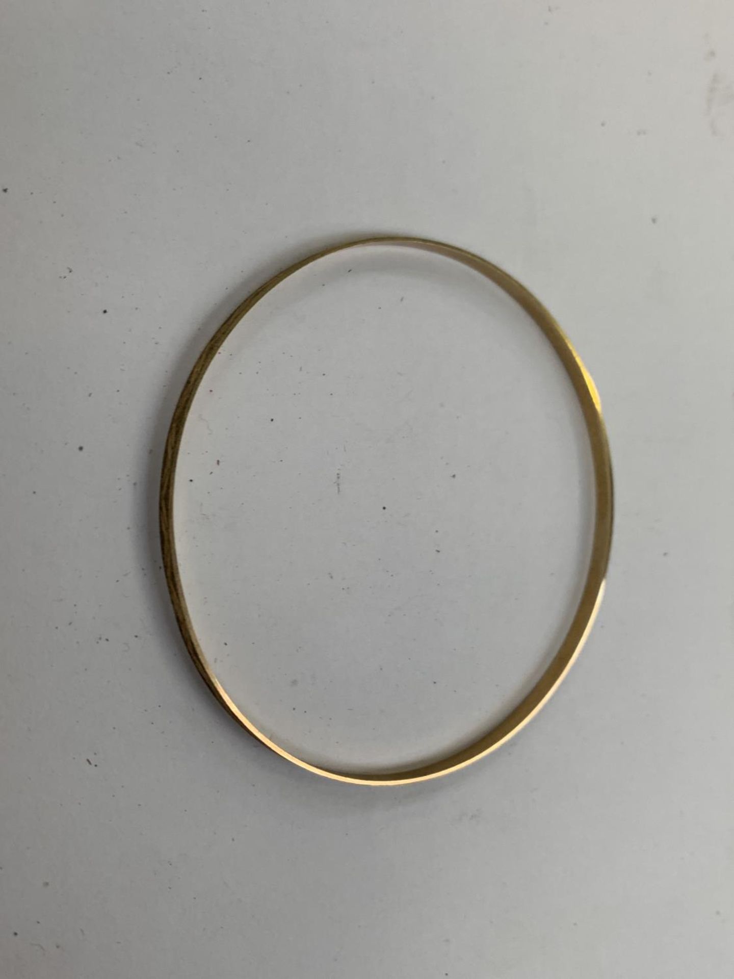 A LADIES 9CT YELLOW GOLD BANGLE, WEIGHT 3.6 GRAMS