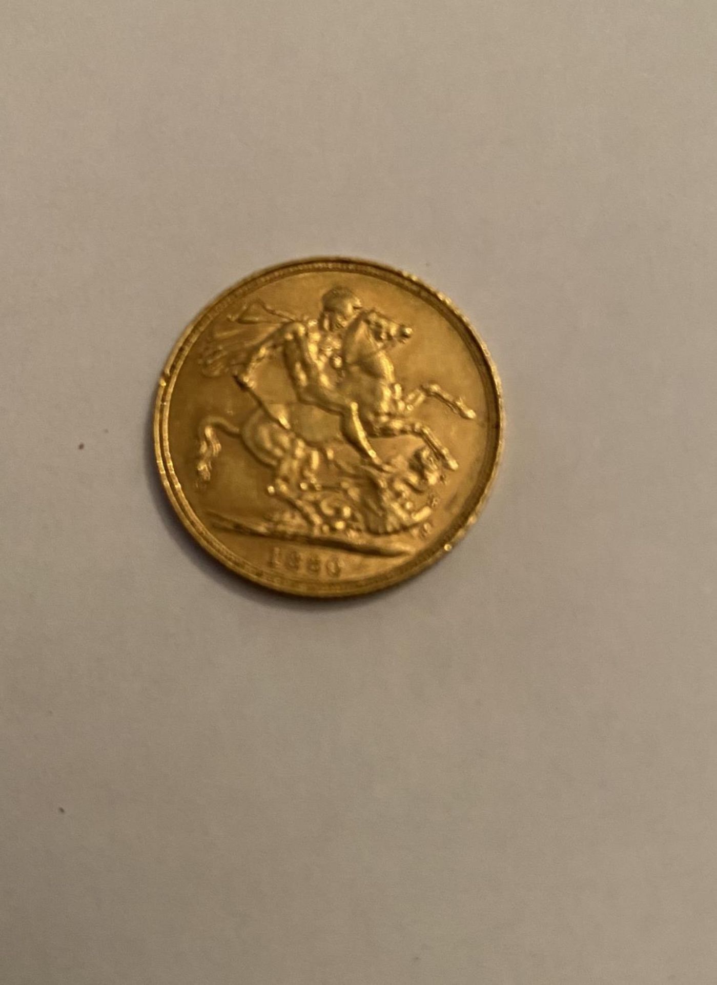 AN 1880 GOLD SOVEREIGN - VICTORIA YOUNG HEAD