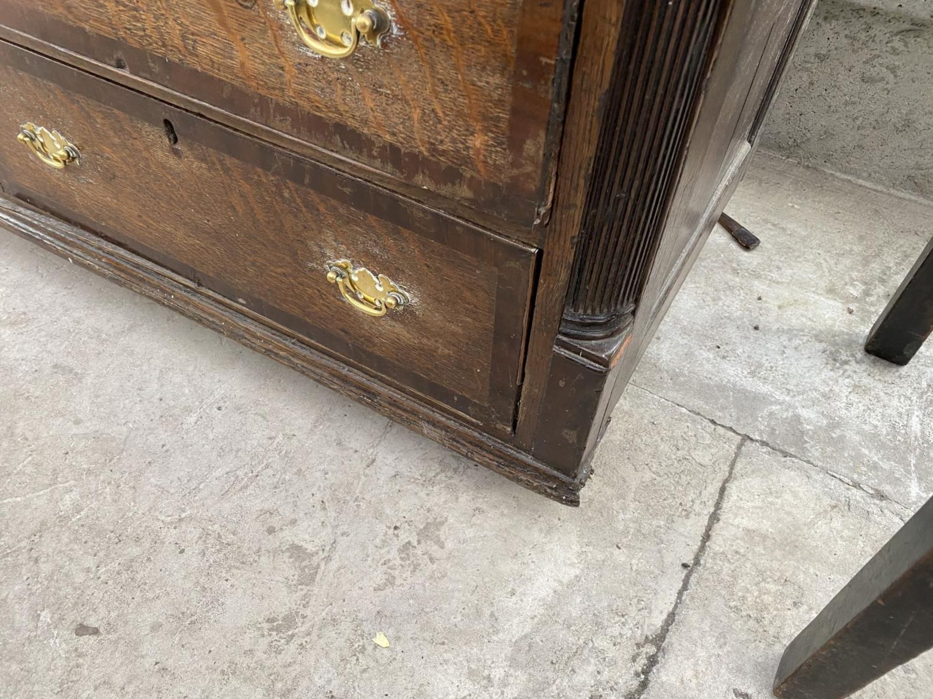 A 19TH CENTURY OAK DRESSER BASE WITH TWO DOORS, TWO SMALL AND SIX LONG DRAWERS (REQUIRES REPAIRS - Image 6 of 7