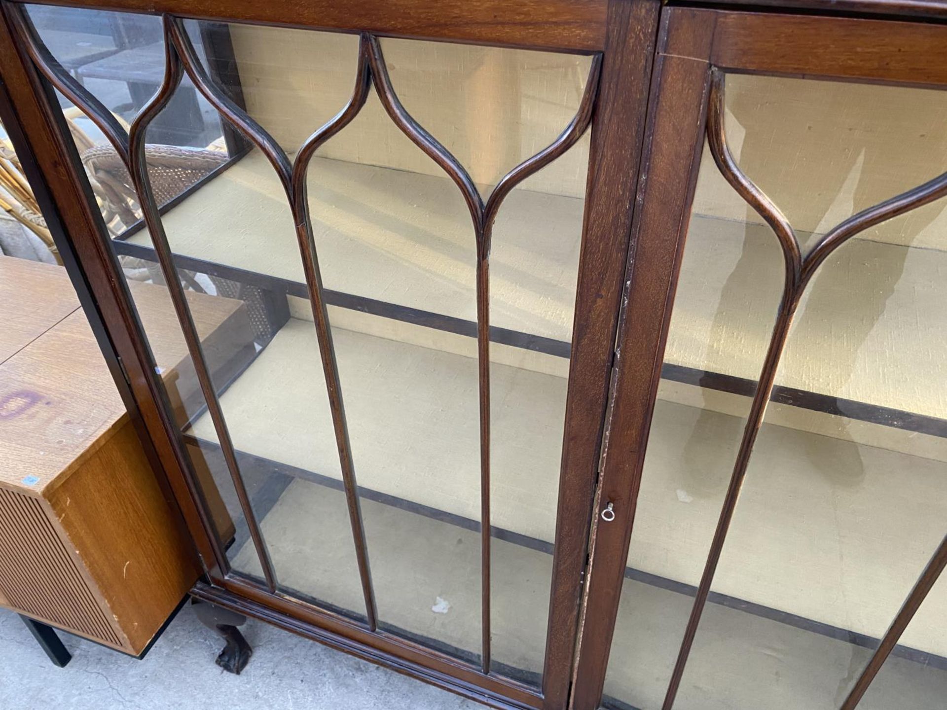 A MAHOGANY CHINA CABINET WITH TWO GLAZED PANEL DOORS AND SIDE PANELS - Image 3 of 4