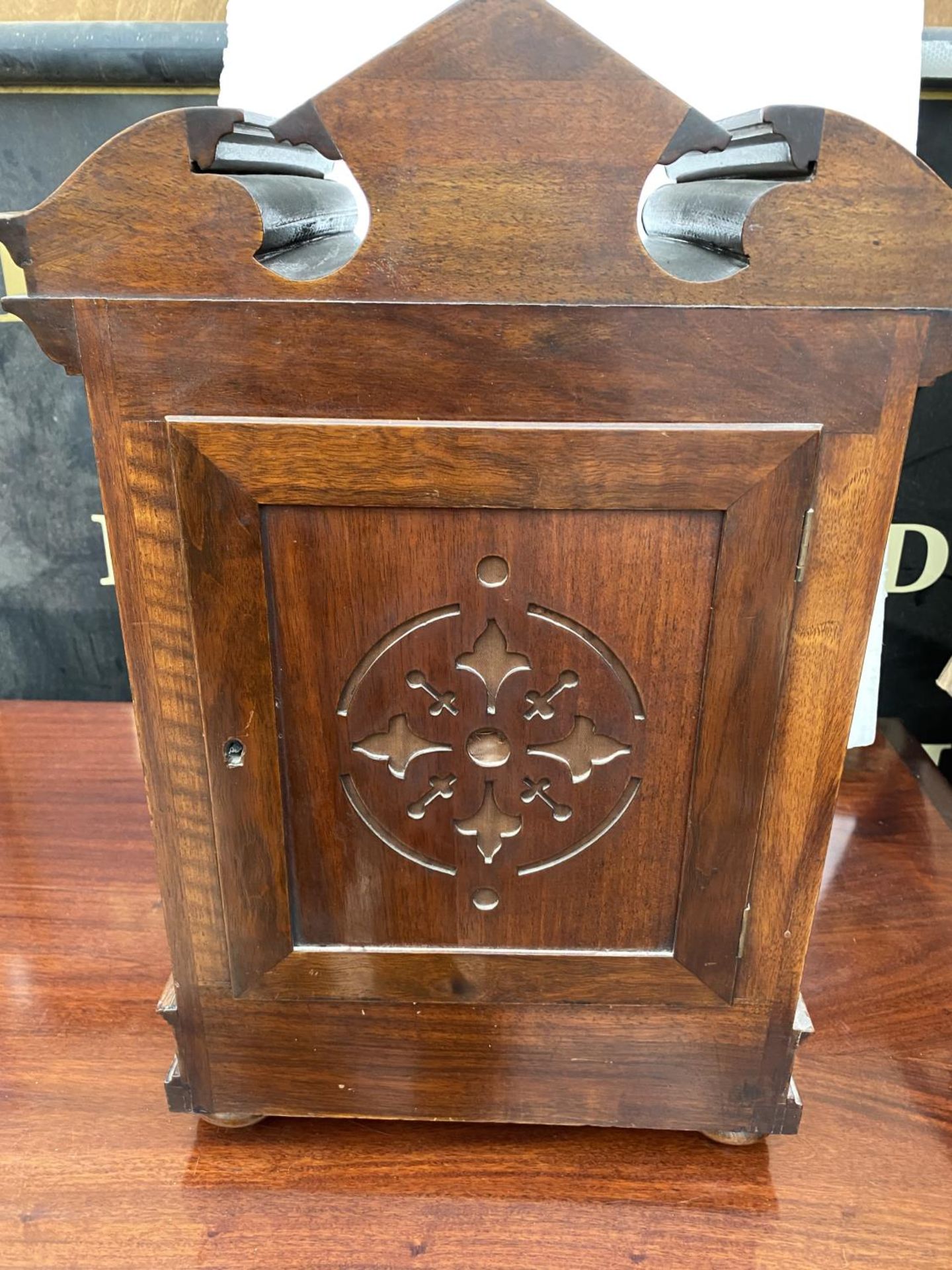 A CIRCA 1890 WALNUT BRACKET CLOCK BY LENZKIRCH, GERMANY, HAVING EIGHT DAY MOVEMENT WITH STRIKING AND - Image 13 of 16