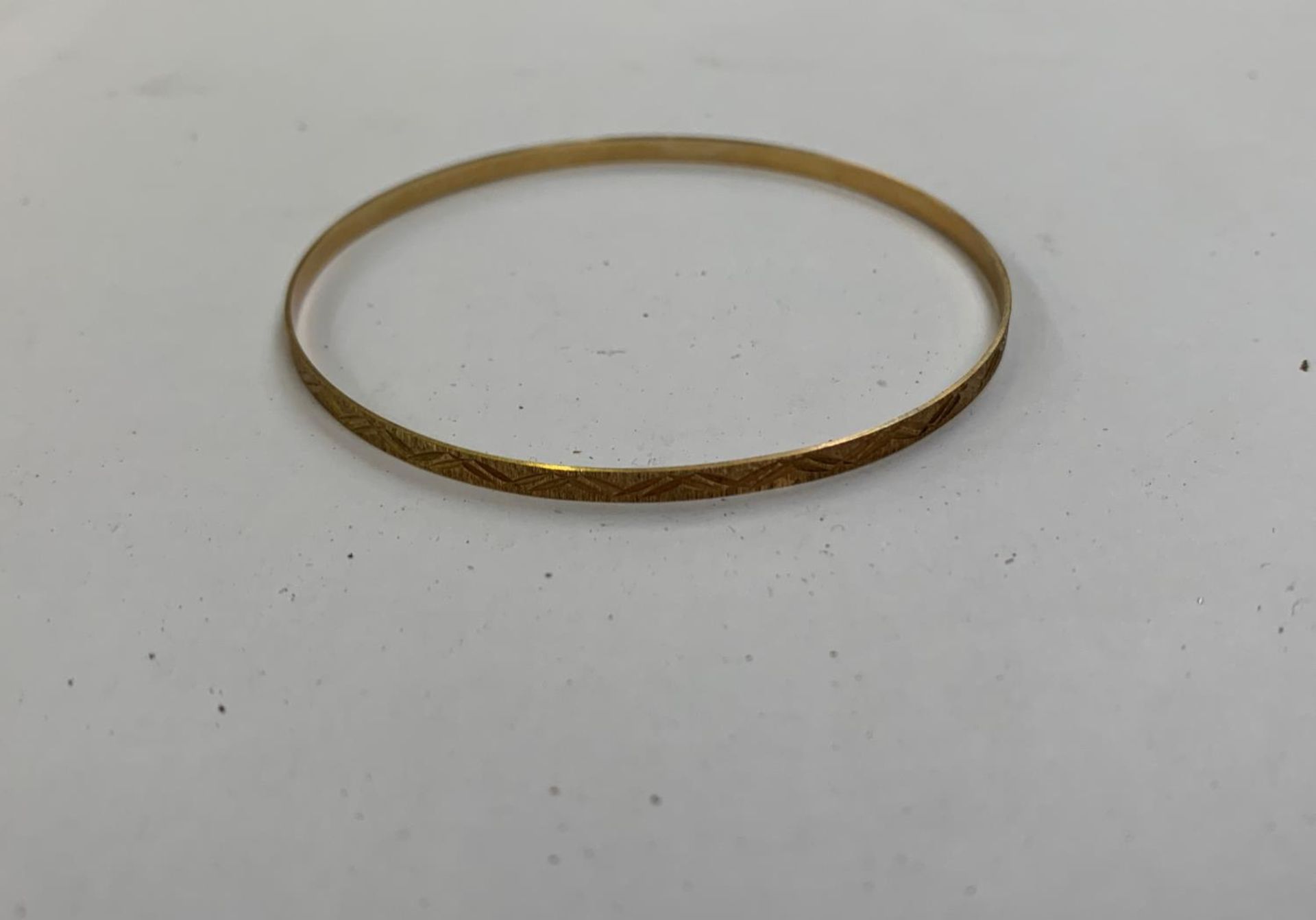 A LADIES 9CT YELLOW GOLD BANGLE, WEIGHT 3.6 GRAMS - Image 2 of 3