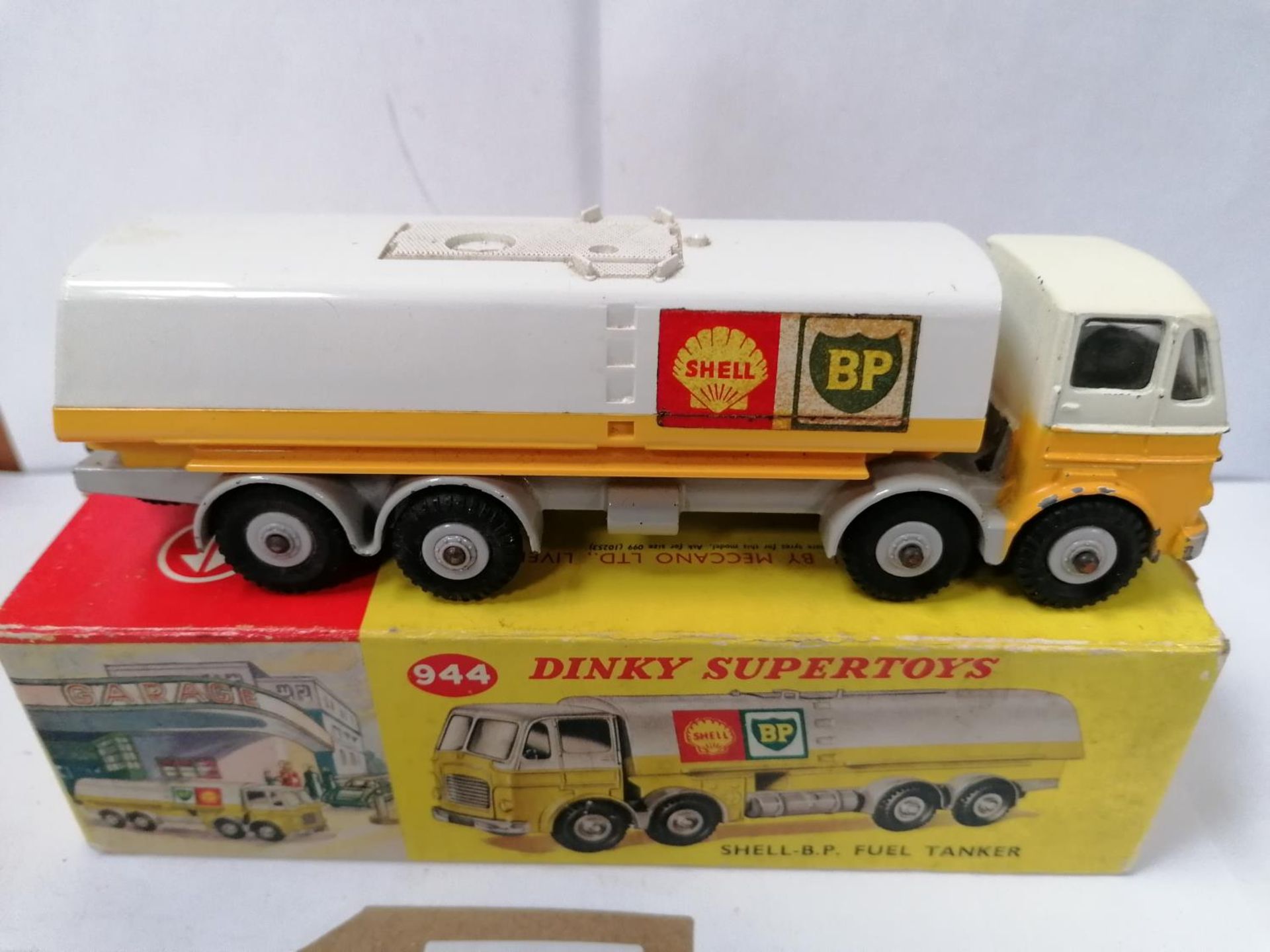 A DINKY SUPERTOYS SHELL BP TANKER IN ORIGINAL BOX - MODEL NUMBER 944 - Image 5 of 5