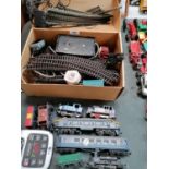 A MIXED LOT OF OO GAUGE MODEL RAILWAY ITEMS, LOCOMOTIVE, CARRIAGES AND A BOX OF TRACK
