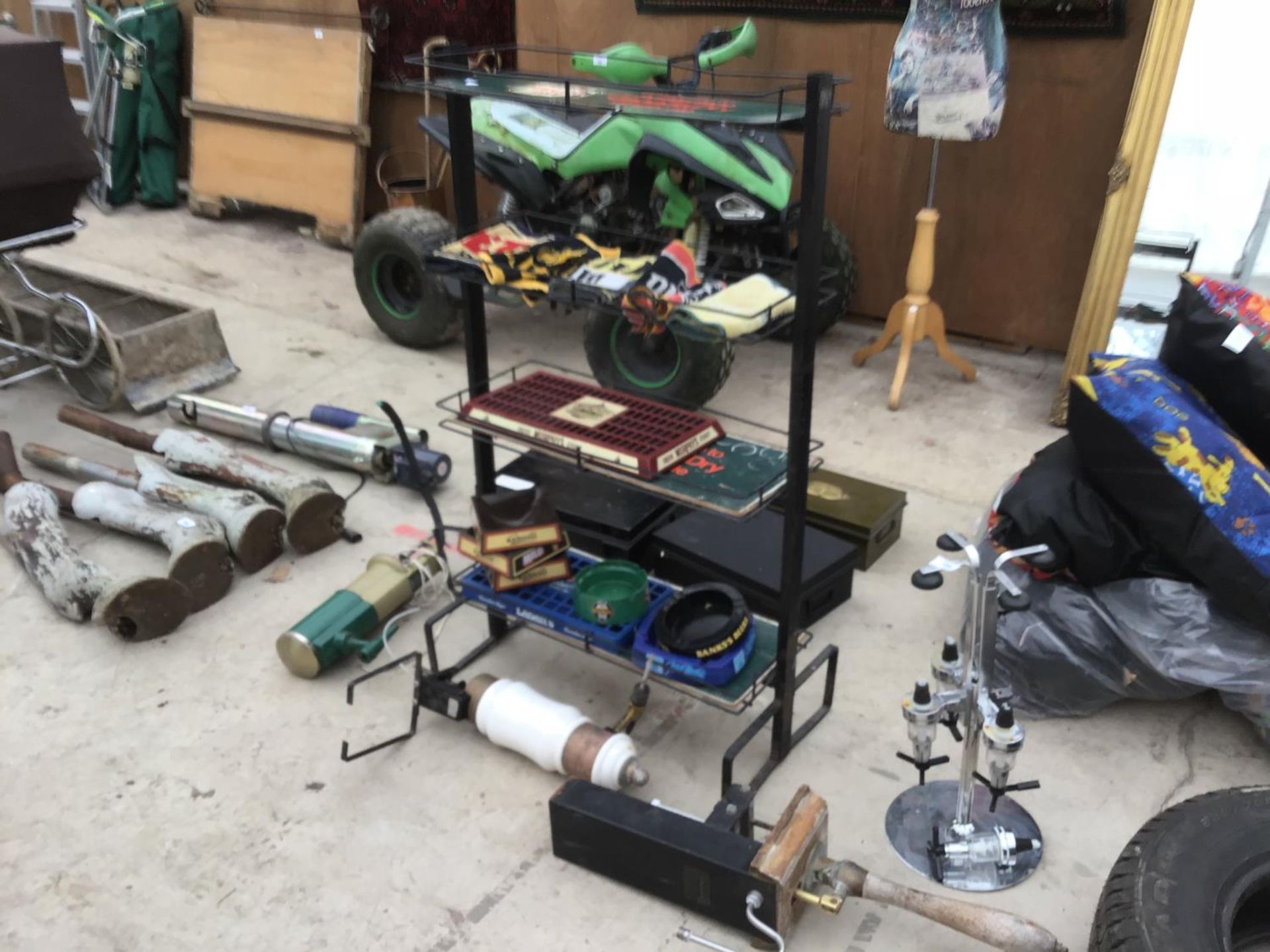 A LARGE COLLECTION OF PUB RELATED ITEMS TO INCLUDE A BEER PUMPS, OPTICS, BEER MATS, ASHTRAYS, BAR